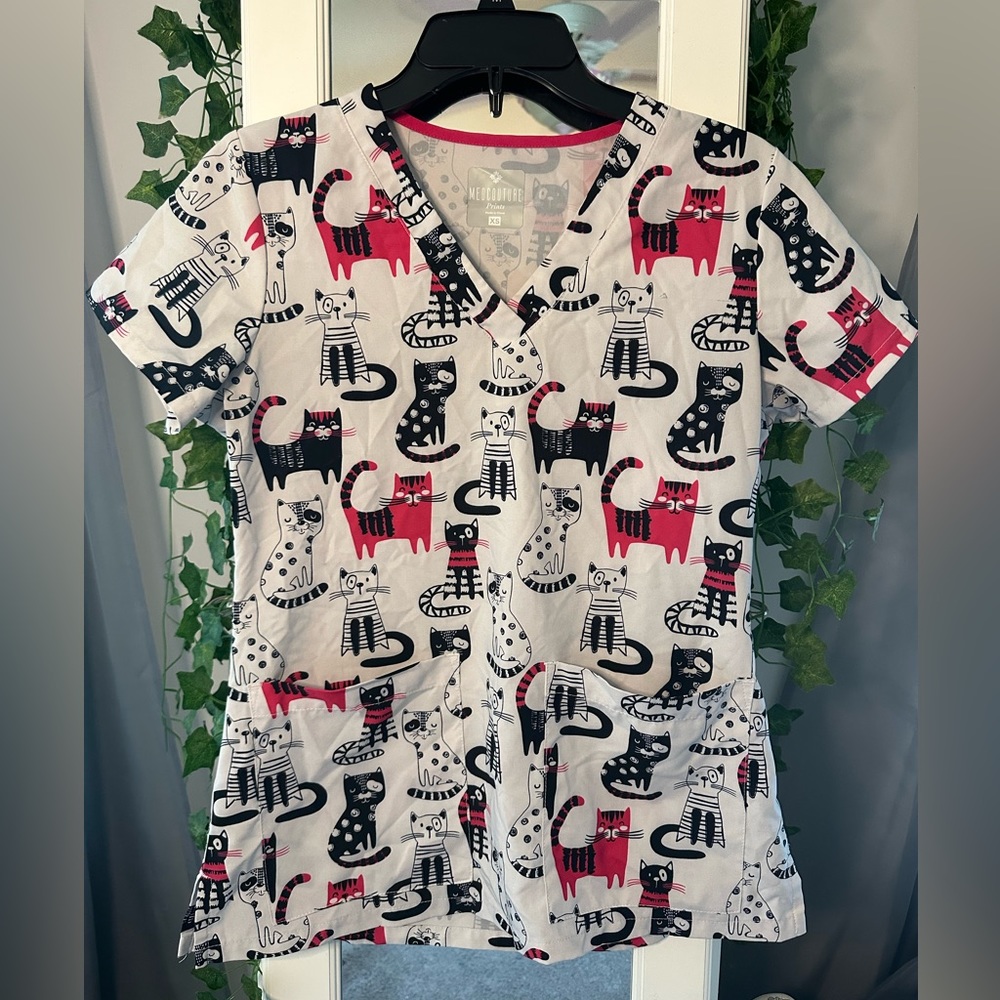 white, pink, and black kitty extra small scrub top! brand: medcouture